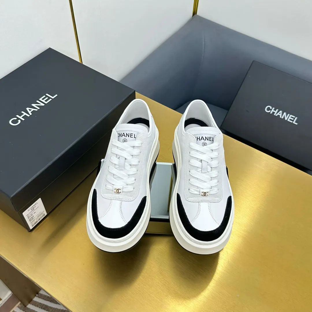 👟👟Ex-factory price 600👟👟 Upgraded version, upgraded version, upgraded version! No rebuttal accepted! ! ! ! Chanel Chanel panda shoes! 2025 counter's top casual sports shoes. This classic design; the upper is electro-embroidered with a variety of techniques; the outsole is fashionable and sporty; the unusual inclusion of a variety of color matching elements... The diversified mix and match is very good-looking and versatile, and can be used for leisure, fashion, sports, and outdoor... ꫛꫀꪝ Go➫ Materials: ❶Upper made of: original imported first-layer silk cowhide + original waterproof cloth + original first-layer cowhide ❷Inner lining: Original Yangli+Net ❸Outsole based on: Original TPU combination outsole Counter boutique packaging complete set for women 35–41 👉 👉